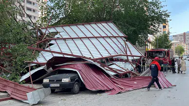 Muş'ta fırtına çatıları uçurdu, 3 araç zarar gördü