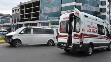 Trabzon'da hafif ticari araçla çarpışan motosikletteki 2 kişi yaralandı