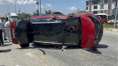 Düzce'de yolcu midibüsü ile SUV aracın çarpıştığı kazada 5 kişi yaralandı