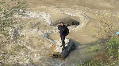 Otomobil, Zap Suyu'na uçtu; boğulma tehlikesi geçiren çift kurtarıldı