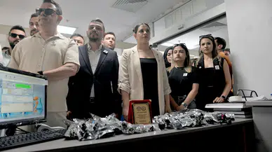 Sağlıkçılar, eski eşinin öldürdüğü hemşirenin masasına karanfil bıraktı