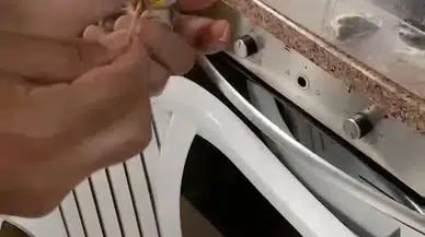 Yuvalarından düşen yavru kırlangıçları elleriyle besliyor