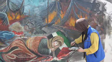 Gazze’de yaşananları depremde hasar gören evin duvarına resmediyor