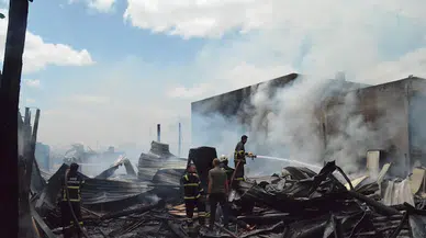  Aksaray'da kereste deposunda yangın; alevler hurda deposuna da sıçradı (2)
