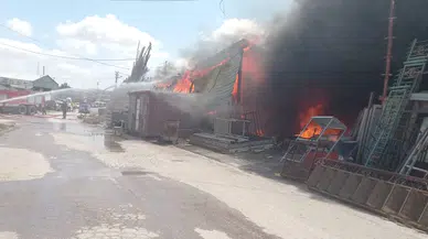 Aksaray'da kereste deposunda yangın; alevler hurda deposuna da sıçradı