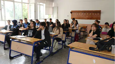 Liseliler polis ve öğretmenlerin işbirliğiyle İngilizce öğreniyor