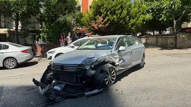 İstanbul - Kadıköy'de alkollü sürücü park halindeki 3 araca çarptı