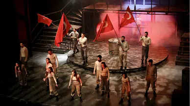 "Yüzyıllık Destan: Savaş" oyunu Samsun'da tiyatroseverlerle buluştu