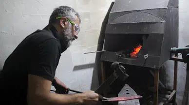 Aile olarak 2 asırdır bıçak üretiyorlar Dedelerinin 1800 yılında başlattığı mesleği bodrum katında kurduğu atölyede devam ettiriyor       