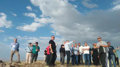 Akademisyenler, Malazgirt Savaş Alanının Tespiti, Tarihi ve Arkeolojik Yüzey Araştırma' projesi kazı alanında