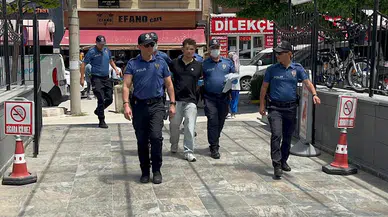 Sürücüleri bıçakla korkutup, 2 aracı gasbeden şüpheli adliyede