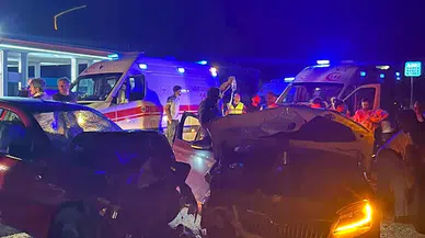 Diyarbakır’da iki otomobil kafa kafaya çarpıştı: 8 yaralı