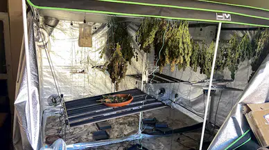 Yangın ihbarına giden itfaiye ve polis, uyuşturucu serası buldu