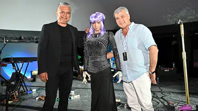 Başkan Uysal, insansı robot Desdemona'yla Antalya'nın geleceğini konuştu