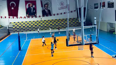 Arhavi’de Sporcular Voleybol Antrenmanlarına Hız Kesmeden Devam Ediyor