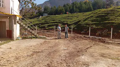 Murgul'da Camii Çevresine Güvenlik Tel Örgüsü Çekiliyor