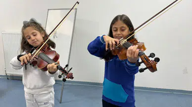 Hopa'daki Gençlik Merkezi, gençlere keman eğitimi ile müziği tanıtıyor