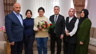Bayburt Valisi Eldivan’dan Emekli Öğretmene Anlamlı 24 Kasım Ziyareti