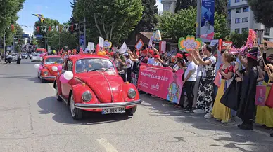 LÖSEV’den 'Bütün Dünyada Lösemili Çocuklar Eşittir' sloganıyla farkındalık korteji düzenlendi