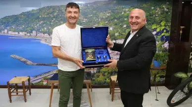 Ünlü Sanatçı Sinan Özen, Memleketi Rize’de Başkan Çiftçi’yi Ziyaret Etti