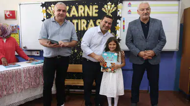 Karne Günü Coşkusu: Kaymakam Altay'ın Öğrencilere Karnelerini Dağıttığı