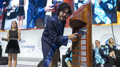 Görme engeline rağmen Türkiye birincisi olan Halid Oğuz Serçe, Cambridge'de yüksek lisans yapacak