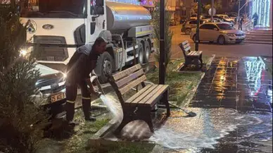 Oltu’da gece mesaisi ile cadde ve parklar daha yeşil ve temiz hale geliyor
