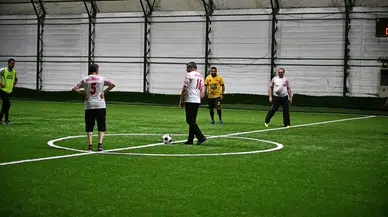 Erzurum'da Valinin katılımıyla sağlıklı yaşam için halı saha maçı düzenlendi