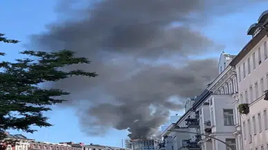 Berlin'deki inşaat halindeki binanın çatısında yangın, büyük patlamalar paniğe yol açtı