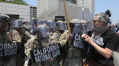 Los Angeles'taki göçmen protestolarında şiddet tırmanıyor, polis ve göstericiler karşı karşıya geldi