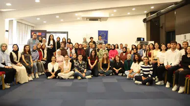 Trabzon’da “Dijital Çağda İnsani Yardım Zirvesi” Gerçekleştirildi: Gençler İl Müdürü Arıcıoğlu ile Buluştu