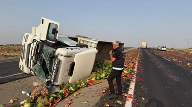 Şırnak'ta karpuz yüklü TIR devrildi: Şoför ağır yaralı, yol trafiğe kapandı