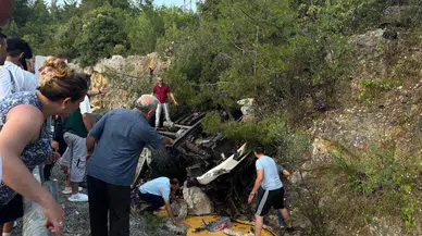 Antalya'da devrilen yumurta yüklü kamyon, sürücüsünü hayattan kopardı