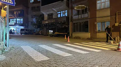 Artvin Belediyesi, okullarda yaya geçidi çizgileriyle trafik güvenliğini artırdı