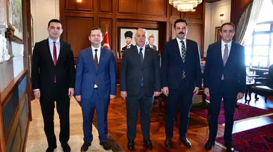 Trabzon Valisi Yıldırım, görev süresi sona eren kaymakamları başarıları için kabul etti