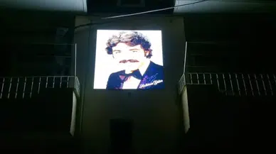 Mersin'de Ferdi Tayfur hayranı, sanatçının ışıklı panosunu yaptırdı