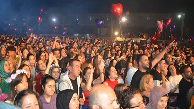 Zeynep Bastık, Mersin'deki festivale damga vurarak 'Kayısı Güzeli' unvanını aldı!