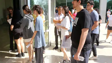 Aksesuarlarını çıkarırken sınavına geç kalan öğrenci, dikkatini dağıtan detaylarla zor anlar yaşadı!