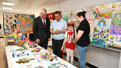 Artvin Başkanı Erdem, Vakıfbank İlkokulu'ndaki Yıl Sonu Sergisi'nde öğrencilerin yaratıcılıklarını değerlendirdi