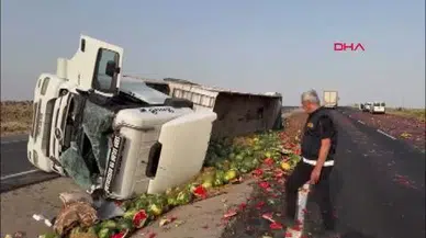 Karpuz yüklü TIR devrildi: Şoför ağır yaralı, yol kıyamet gibi!
