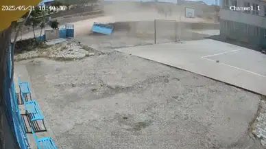 Siverek’te 'kum şeytanı' okul kapısını savurdu, güvenlik kamerasına yansıdı!