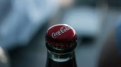 Rekabet Kurulu, Coca-Cola hakkında soruşturma başlattı! Rakip satışı engelleme iddiaları gündemde.