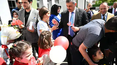 Bakan Tekin, Bayram Coşkusunu Öğrencilerle Paylaştı ve Gelenekleri Yaşattı