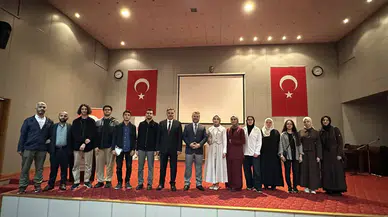 Trabzon'da Umre Ödüllü Gençlik Bilgi Yarışması'nda dereceye girenler ödüllerini aldı