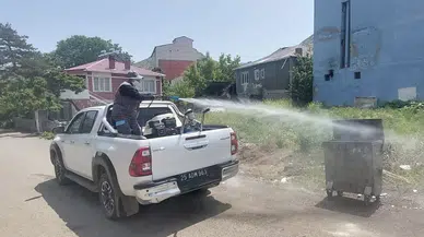 Oltu Belediyesi Bayramda Hijyen İçin Çöp Konteynerlerini İlaçlıyor