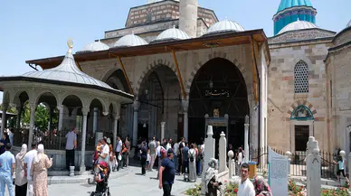 Kurban Bayramı'nda Mevlana Müzesi'ne ziyaretçi akını, huzur ve manevi atmosfer ziyaretçileri cezbetti