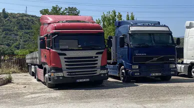 Karabük'te TIR yangını iki aracın dorsesine sıçradı, itfaiye müdahale etti