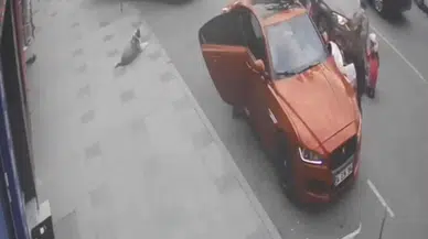 Silivri'de açılan kapıya çarpan motosikletli kaza anı güvenlik kamerasında görüntülendi