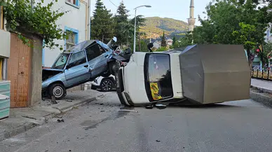 Tosya'da kamyonet park halindeki otomobile çarptı, sürücü yaralandı