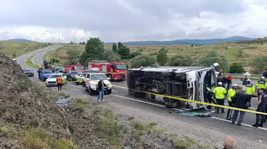 Şarkışla'da cenaze dönüşü midibüs devrildi: 2 ölü, 15 yaralı